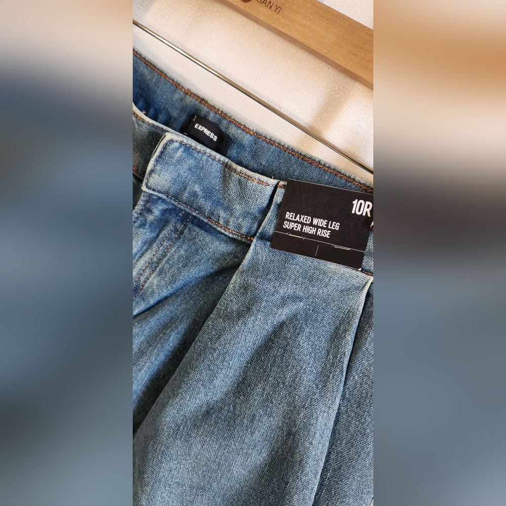Express Relaxed Wide-Leg Super High Rise Denim Pants. Size: 10R - Picture 9 of 10